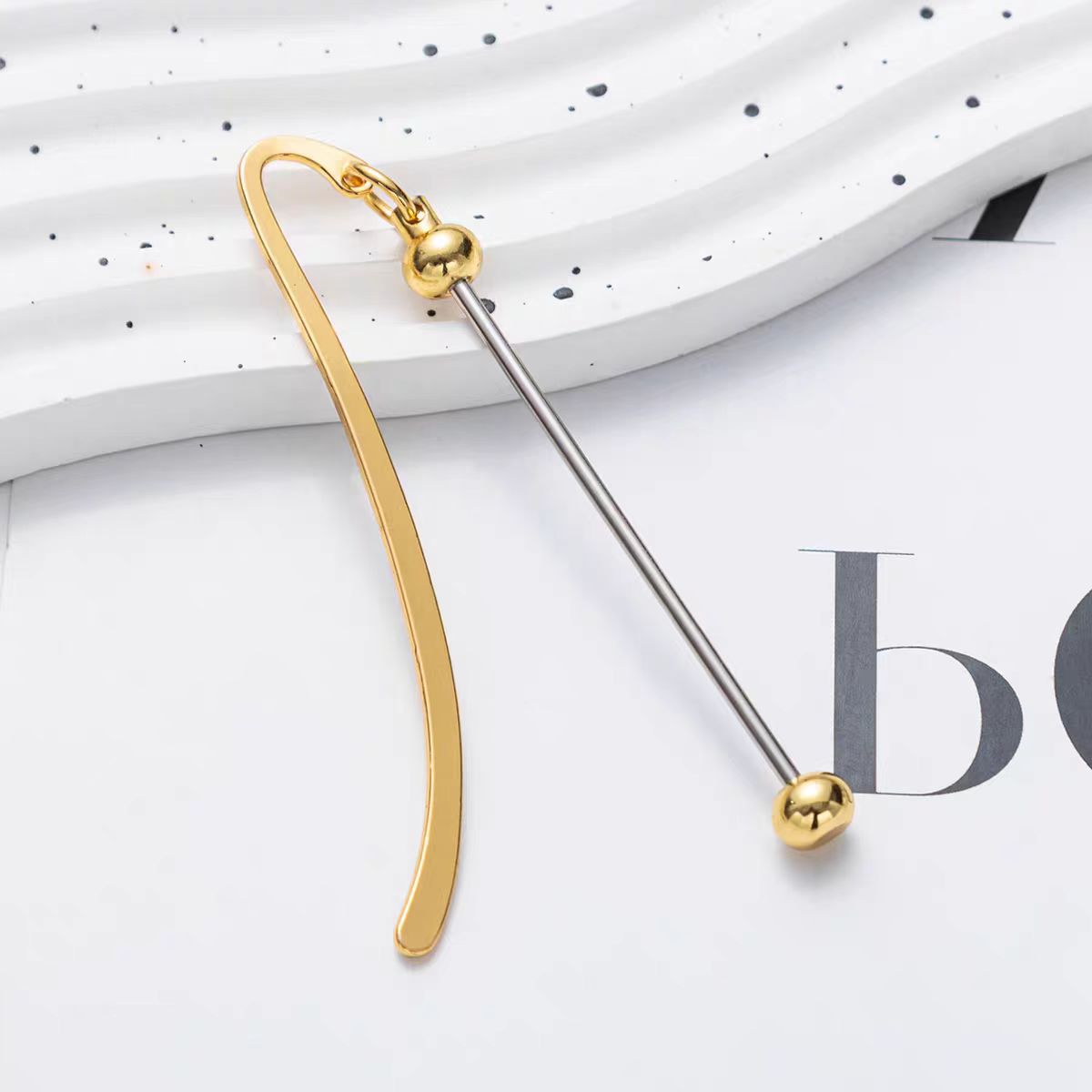 A-36  Bulk Wholesale Creative Metal Beaded Bookmarks, New DIY Cute Book Clips with Pendants for Kids and Students' Stationery